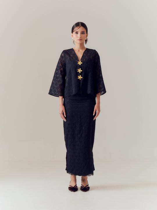 Nora             in       Black