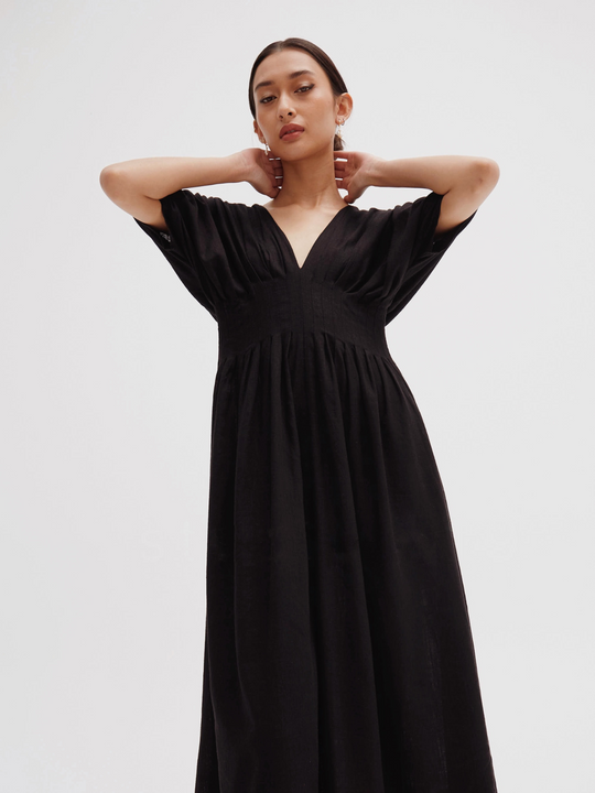 Nia    Dress    in      Linen      Black